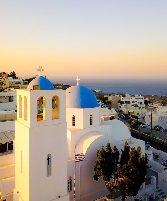 Crucero por las Islas Griegas: Navega por el mar Egeo y visita las hermosas islas como Mykonos, Santorini y Creta, descubriendo su rica historia y encanto insular.